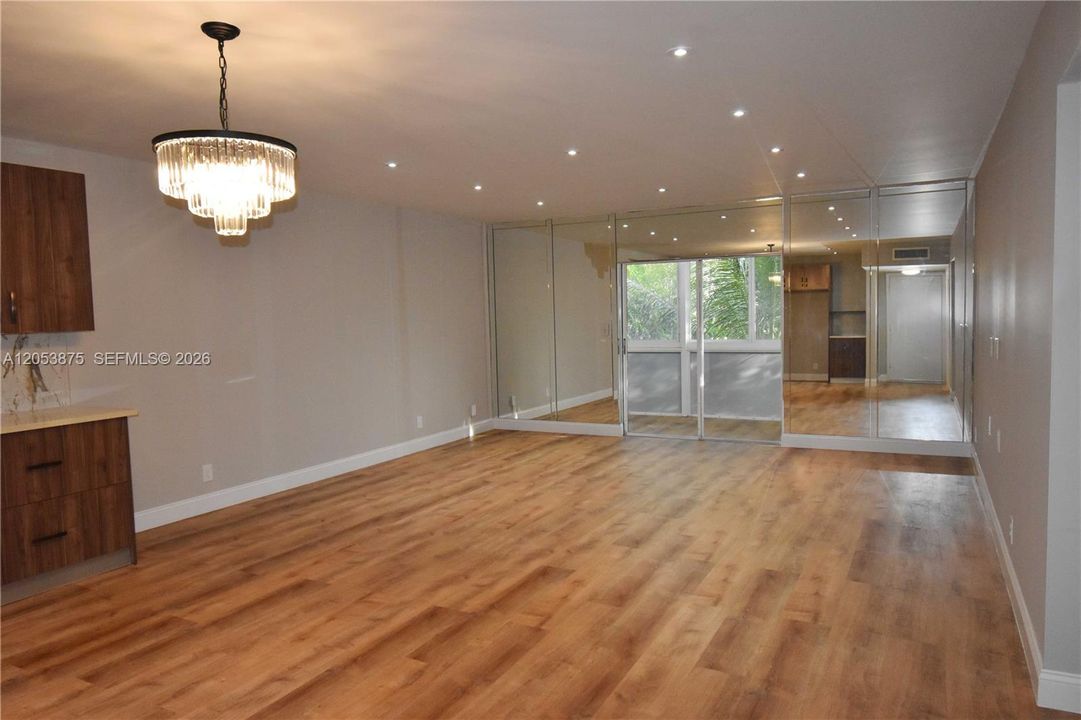 For Sale: $105,000 (1 beds, 1 baths, 928 Square Feet)