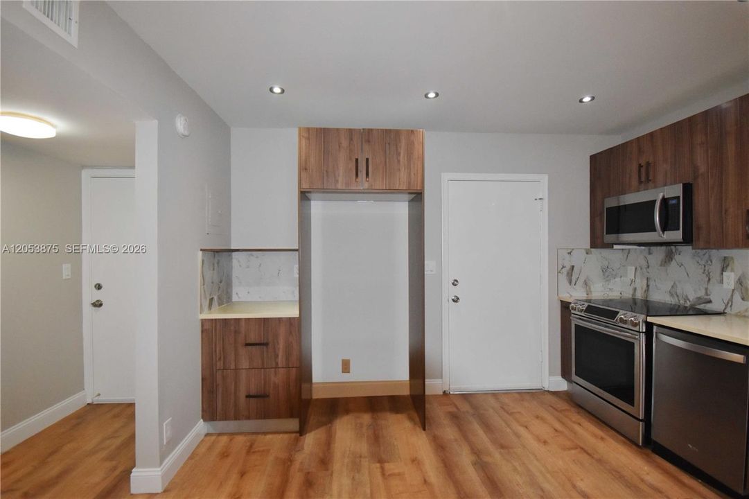 For Sale: $105,000 (1 beds, 1 baths, 928 Square Feet)