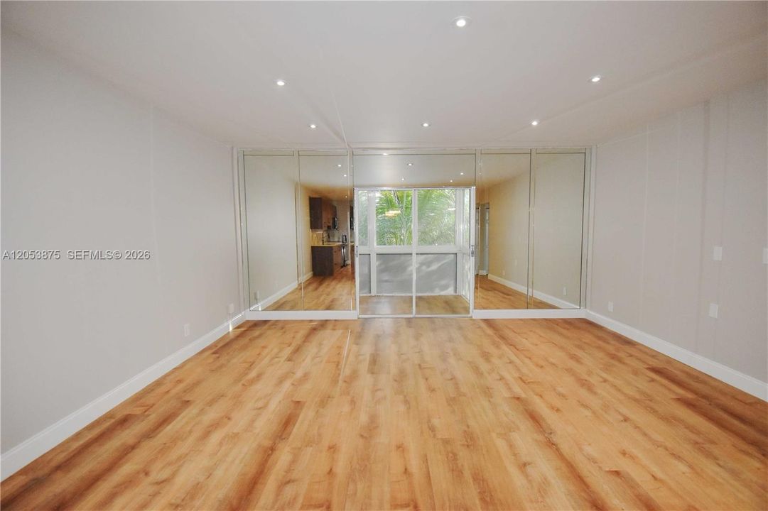 For Sale: $105,000 (1 beds, 1 baths, 928 Square Feet)