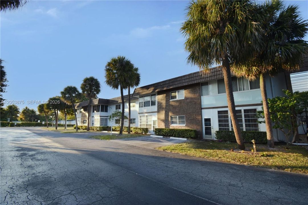 For Sale: $105,000 (1 beds, 1 baths, 928 Square Feet)