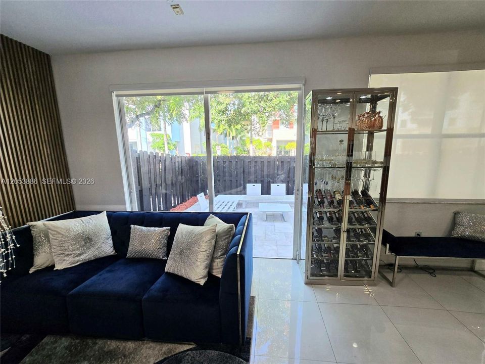En Venta: $655,000 (4 camas, 2 baños, 1894 Pies cuadrados)