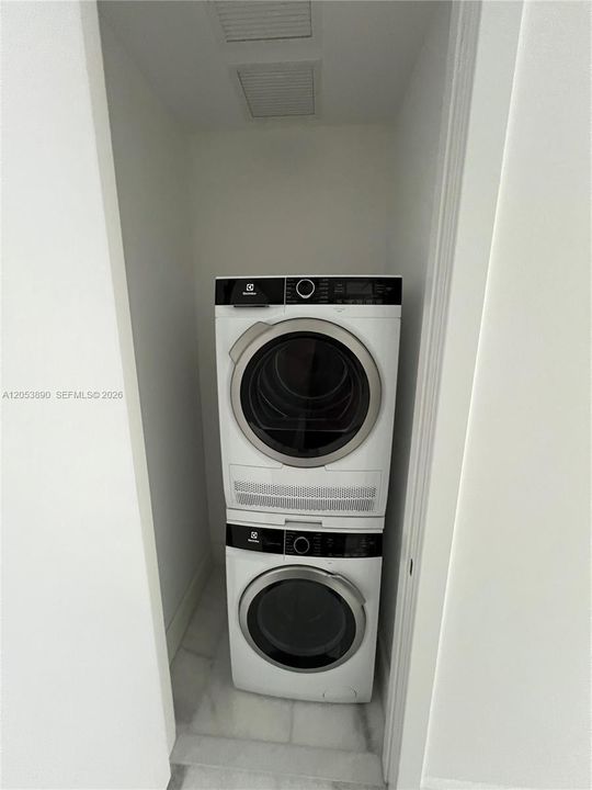 На продажу: $1,175,000 (2 спален, 2 ванн, 1105 Квадратных фут)