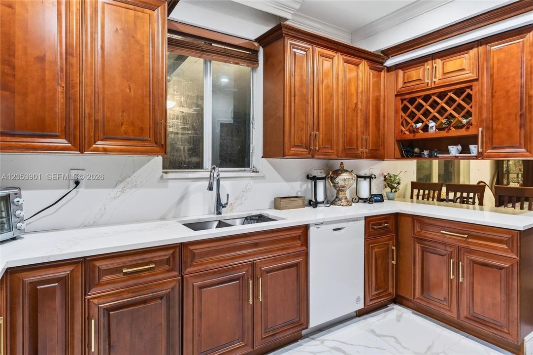 На продажу: $865,000 (6 спален, 4 ванн, 3572 Квадратных фут)