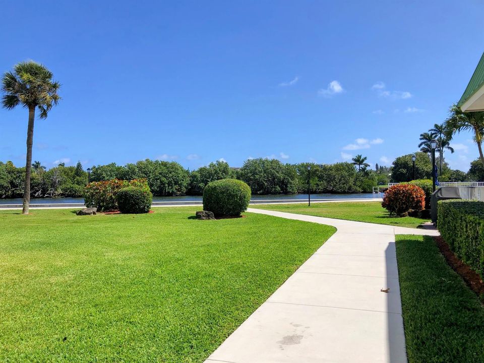 WALKWAY TO INTRACOASTAL