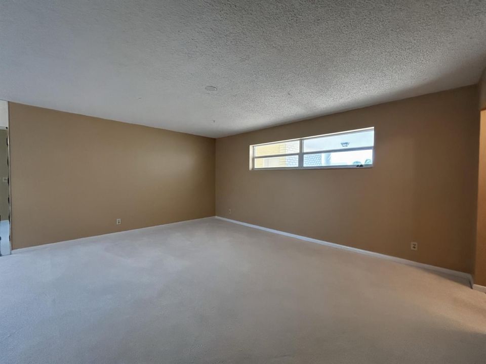 LIVING ROOM TO RIGHT