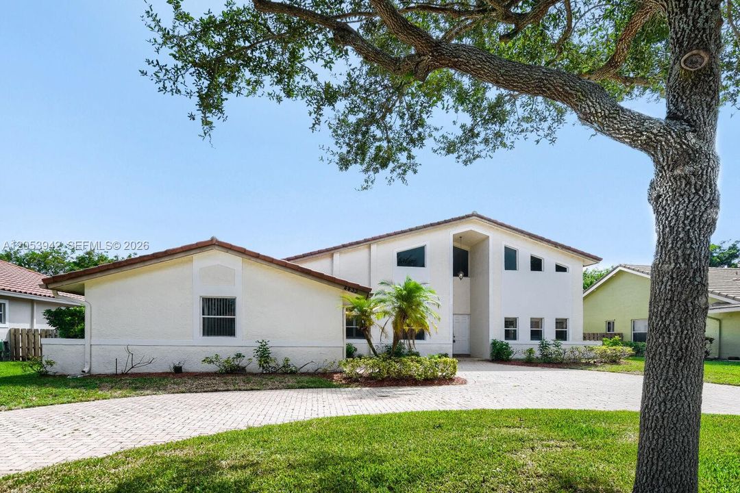 En Venta: $694,900 (4 camas, 3 baños, 2835 Pies cuadrados)