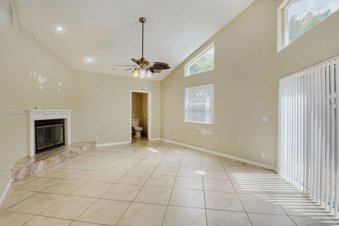 En Venta: $694,900 (4 camas, 3 baños, 2835 Pies cuadrados)