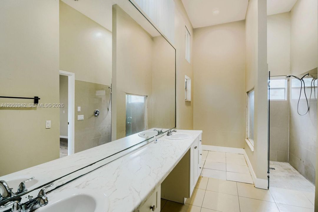 En Venta: $694,900 (4 camas, 3 baños, 2835 Pies cuadrados)