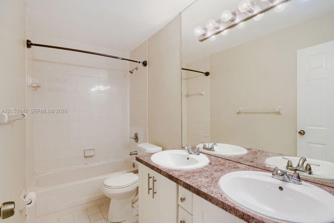 En Venta: $694,900 (4 camas, 3 baños, 2835 Pies cuadrados)