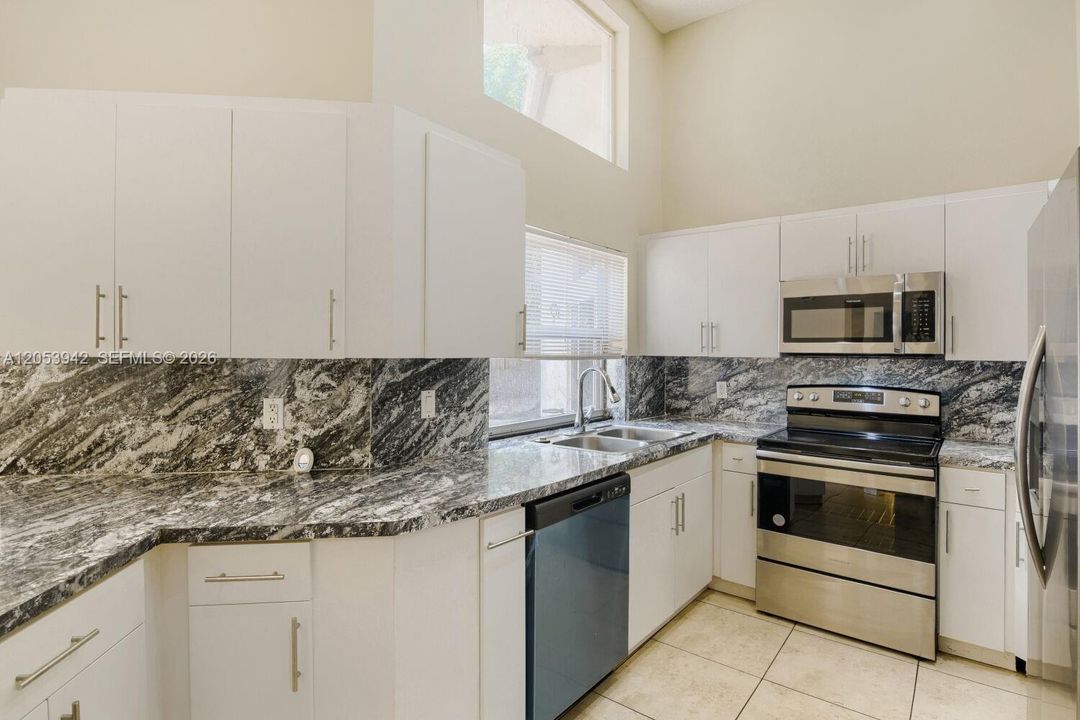 En Venta: $694,900 (4 camas, 3 baños, 2835 Pies cuadrados)