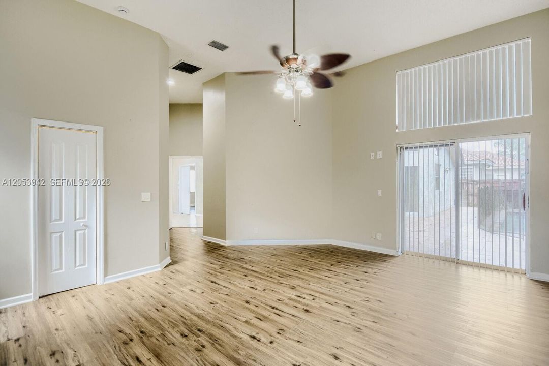En Venta: $694,900 (4 camas, 3 baños, 2835 Pies cuadrados)