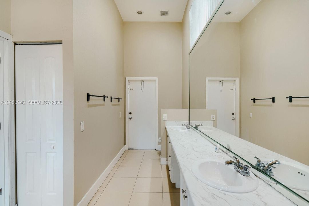 En Venta: $694,900 (4 camas, 3 baños, 2835 Pies cuadrados)