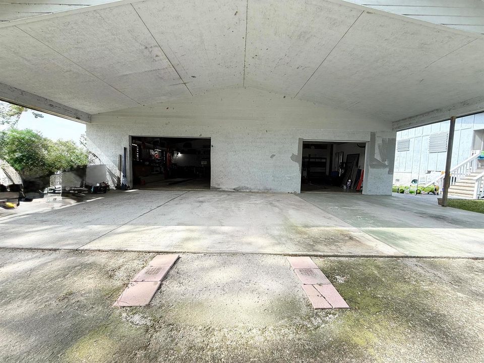 Front Garage:Workshop Port