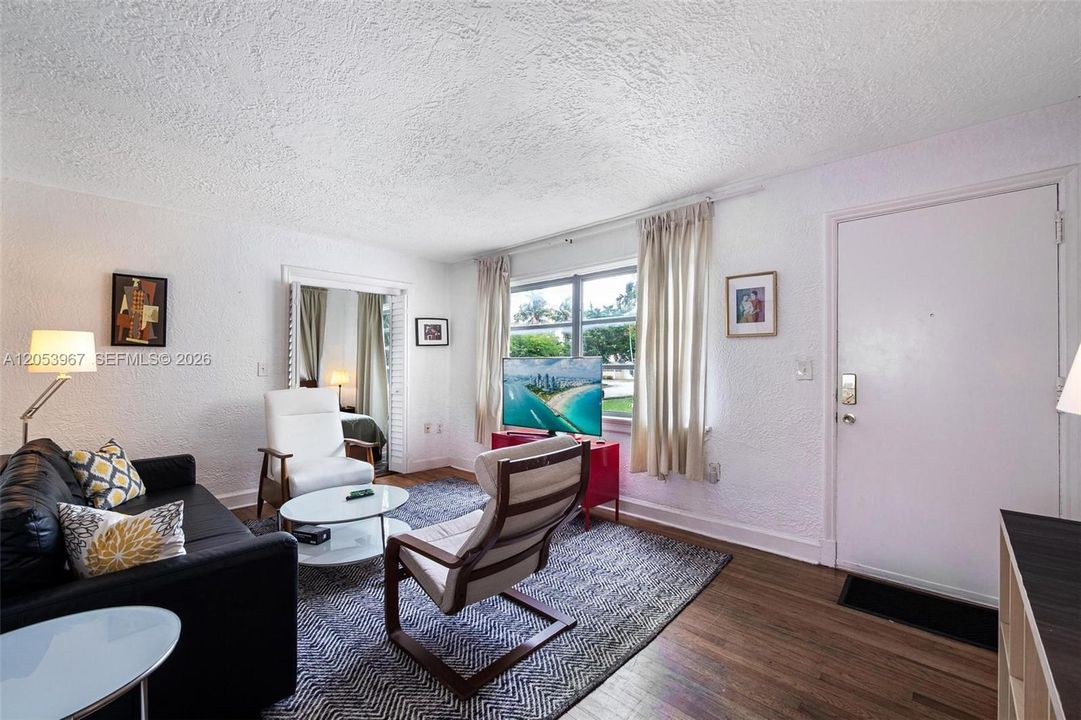 В аренду: $2,200 (2 спален, 1 ванн, 900 Квадратных фут)