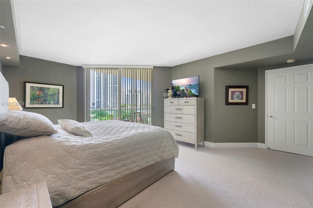 For Sale: $469,000 (2 beds, 2 baths, 1610 Square Feet)