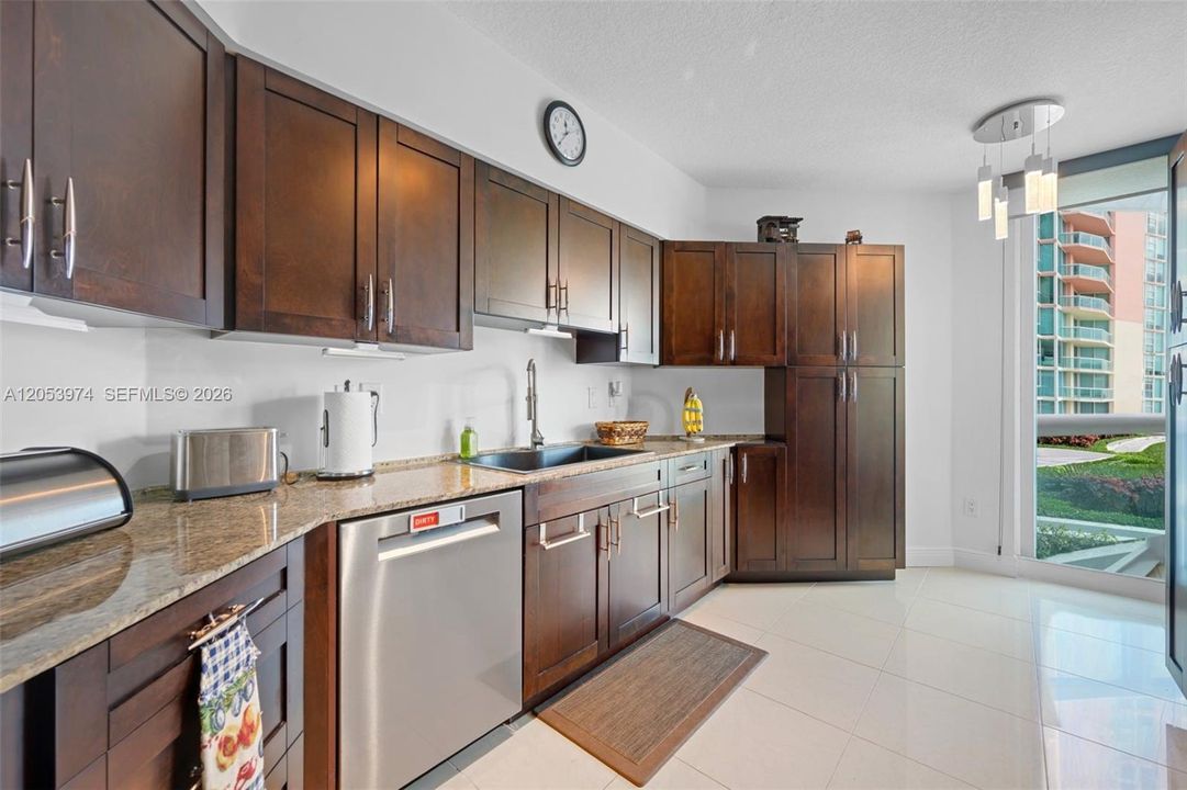 For Sale: $469,000 (2 beds, 2 baths, 1610 Square Feet)