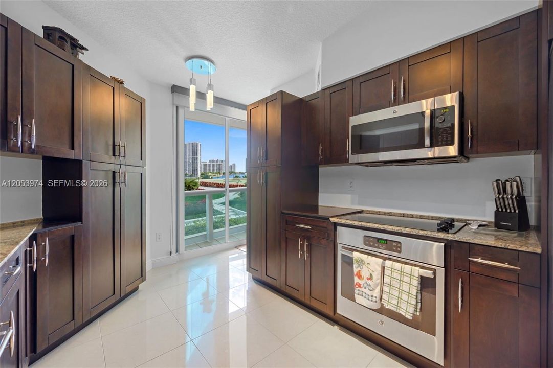 For Sale: $469,000 (2 beds, 2 baths, 1610 Square Feet)