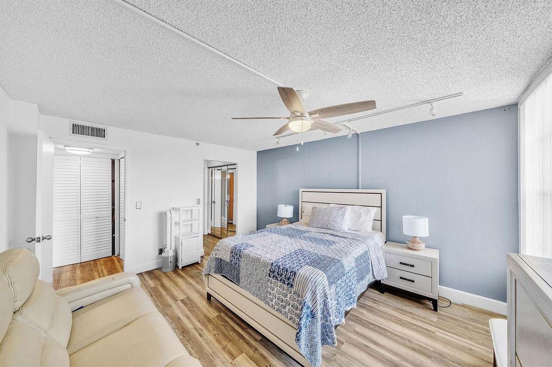 10 Primary Bedroom (4)