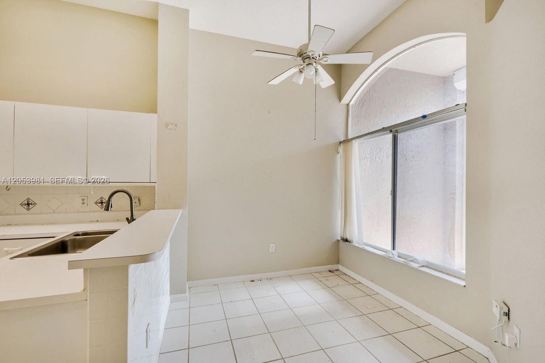 На продажу: $339,900 (3 спален, 2 ванн, 1829 Квадратных фут)