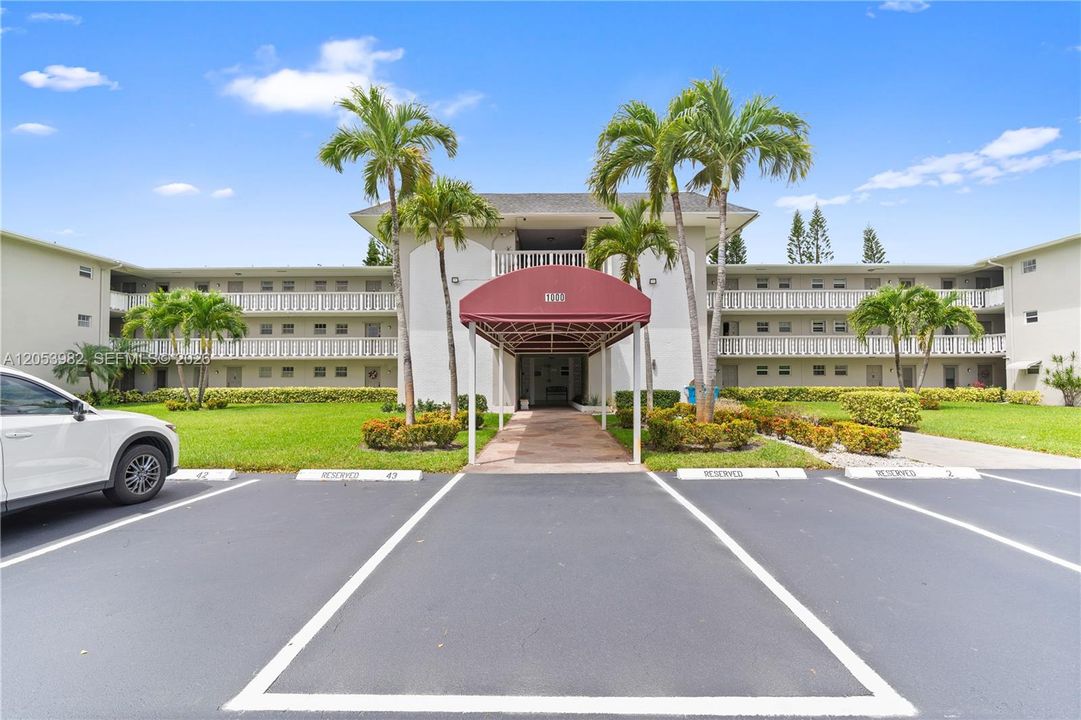 For Sale: $177,000 (2 beds, 2 baths, 899 Square Feet)