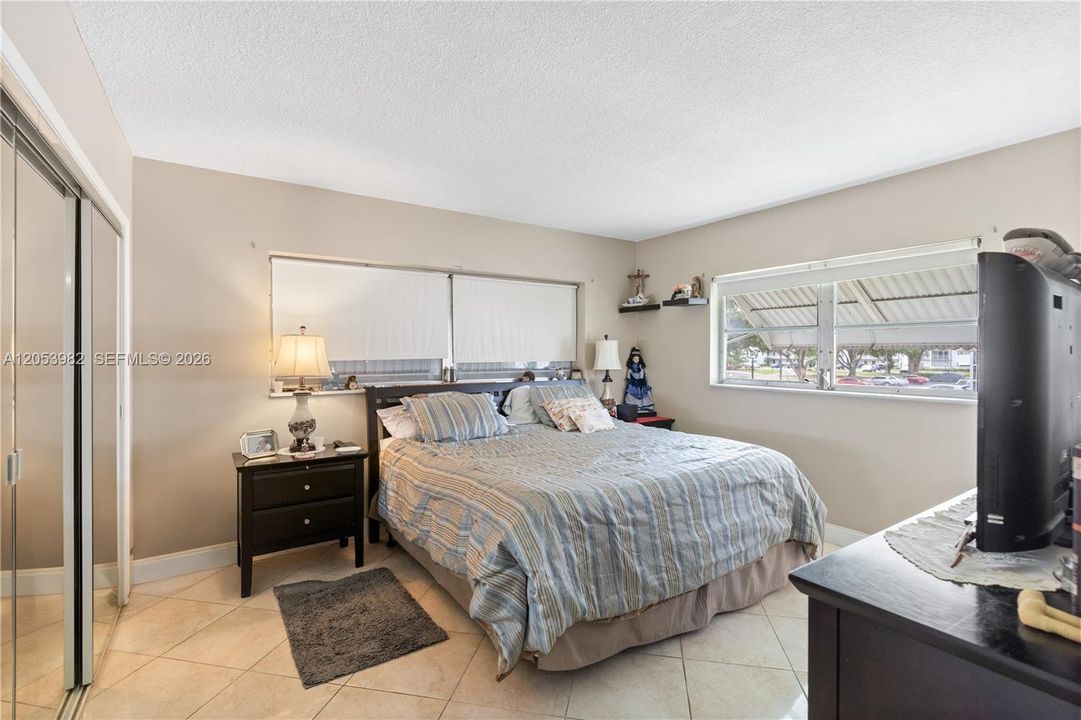 For Sale: $177,000 (2 beds, 2 baths, 899 Square Feet)