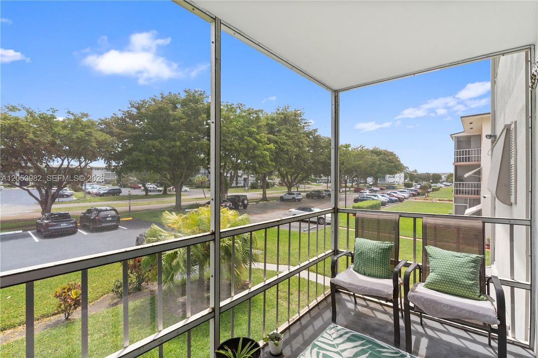 For Sale: $177,000 (2 beds, 2 baths, 899 Square Feet)