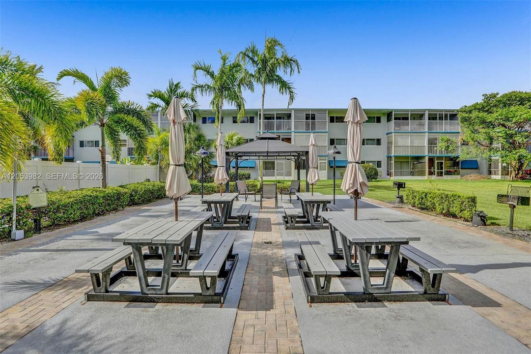 For Sale: $177,000 (2 beds, 2 baths, 899 Square Feet)