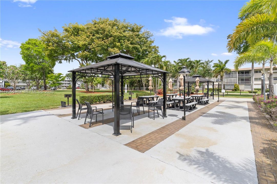For Sale: $177,000 (2 beds, 2 baths, 899 Square Feet)