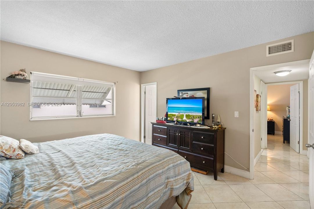 For Sale: $177,000 (2 beds, 2 baths, 899 Square Feet)
