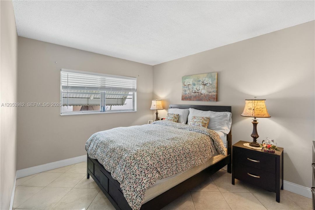 For Sale: $177,000 (2 beds, 2 baths, 899 Square Feet)