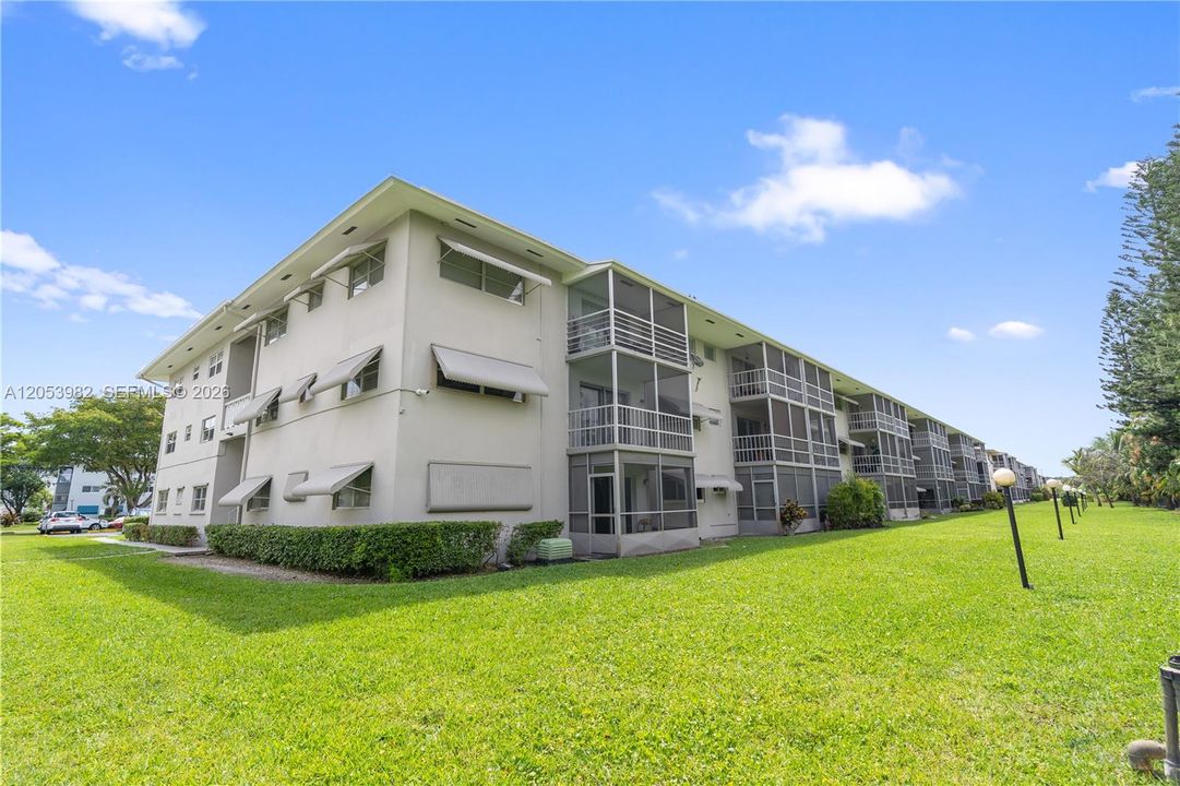 For Sale: $177,000 (2 beds, 2 baths, 899 Square Feet)