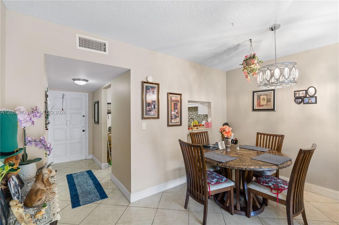 For Sale: $177,000 (2 beds, 2 baths, 899 Square Feet)