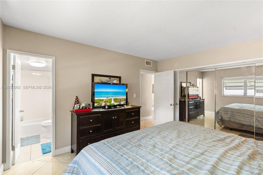 For Sale: $177,000 (2 beds, 2 baths, 899 Square Feet)