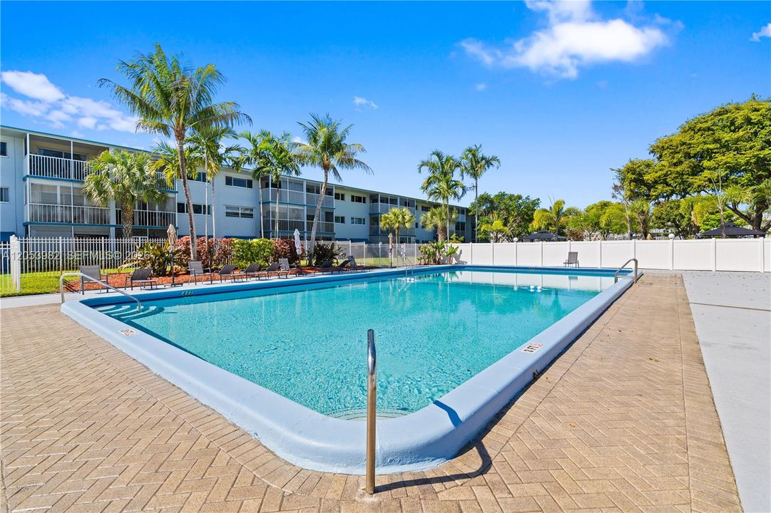 For Sale: $177,000 (2 beds, 2 baths, 899 Square Feet)