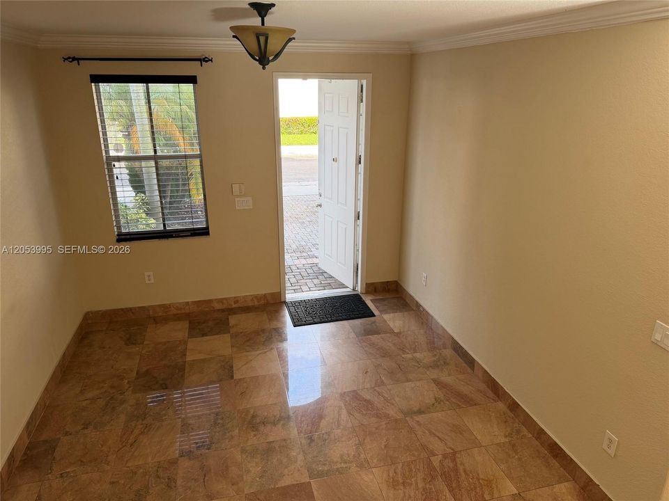 En Venta: $590,000 (4 camas, 2 baños, 1894 Pies cuadrados)