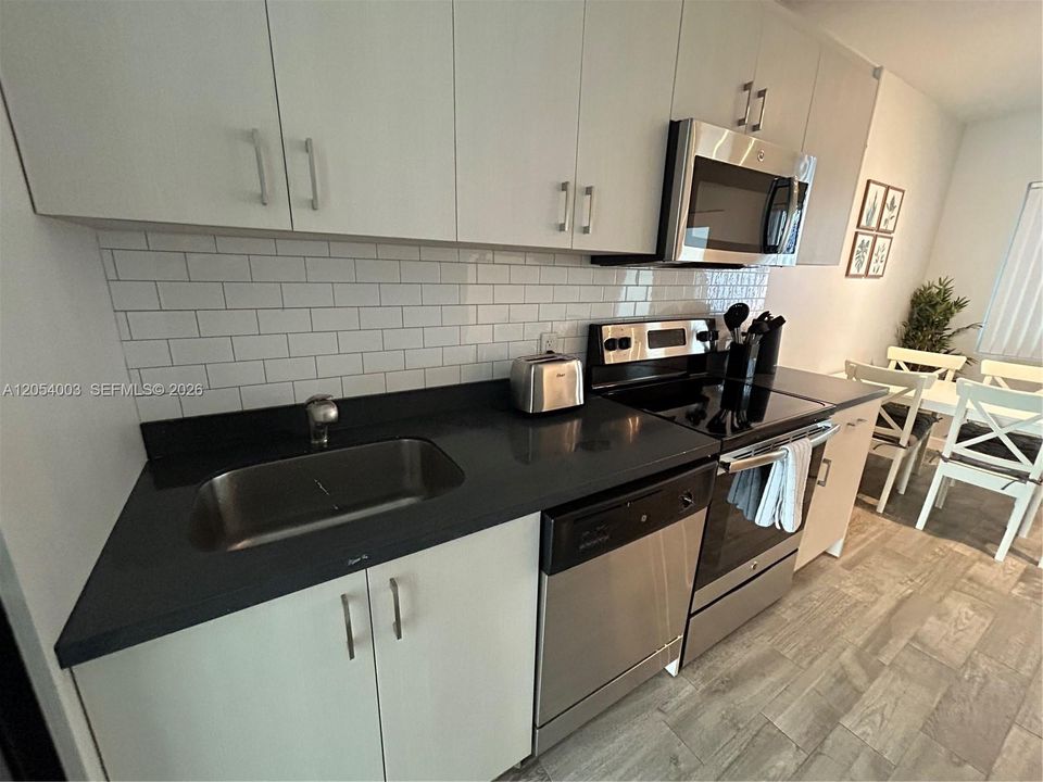 For Rent: $2,200 (1 beds, 1 baths, 412 Square Feet)