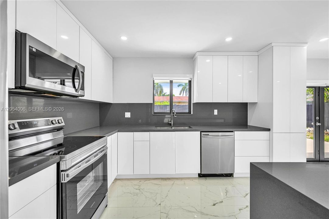 В аренду: $5,500 (4 спален, 2 ванн, 2096 Квадратных фут)