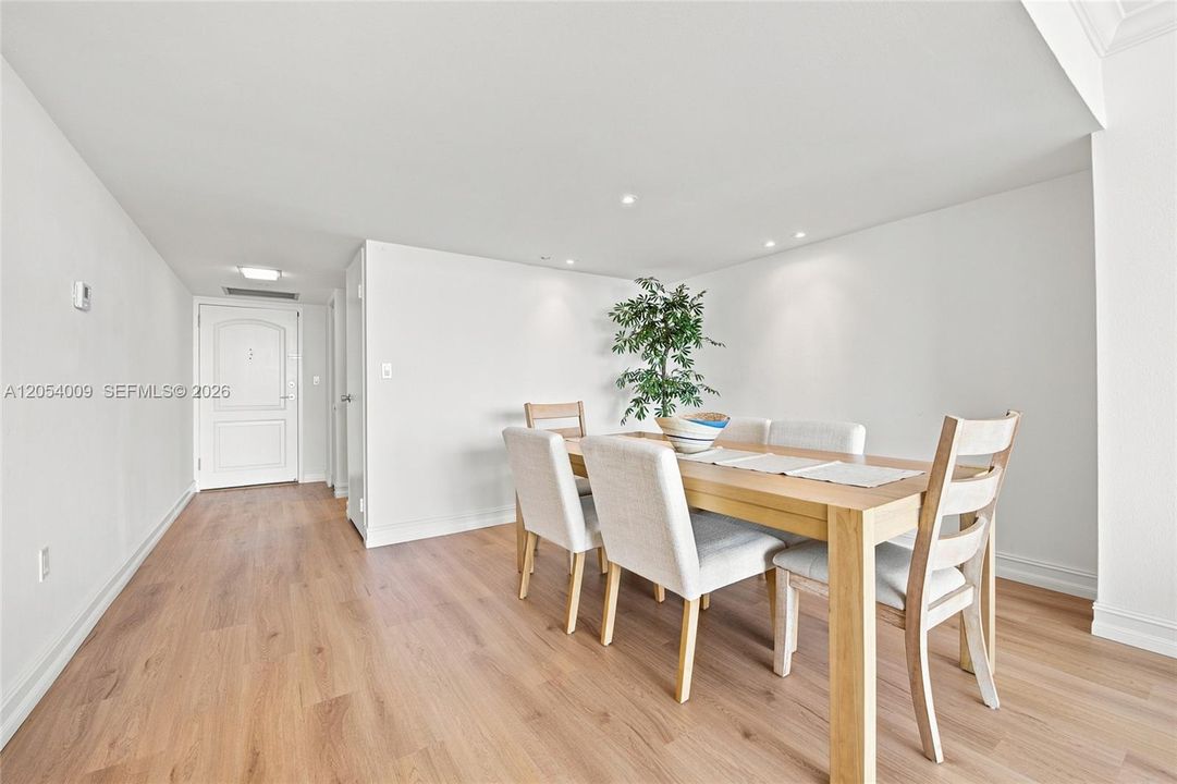 En Venta: $400,000 (2 camas, 2 baños, 1079 Pies cuadrados)