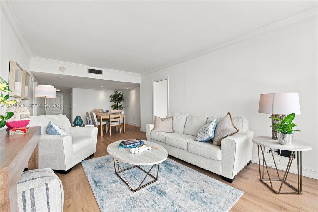 En Venta: $400,000 (2 camas, 2 baños, 1079 Pies cuadrados)