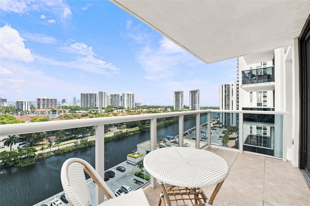 En Venta: $400,000 (2 camas, 2 baños, 1079 Pies cuadrados)