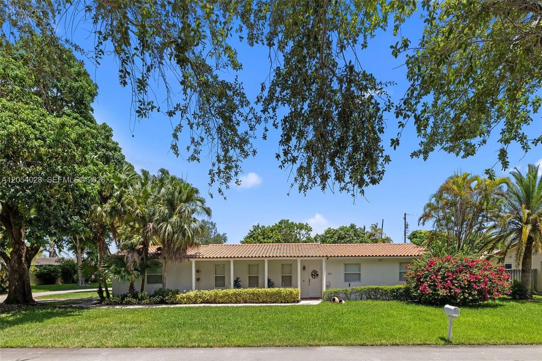 For Sale: $1,100,000 (4 beds, 2 baths, 1971 Square Feet)