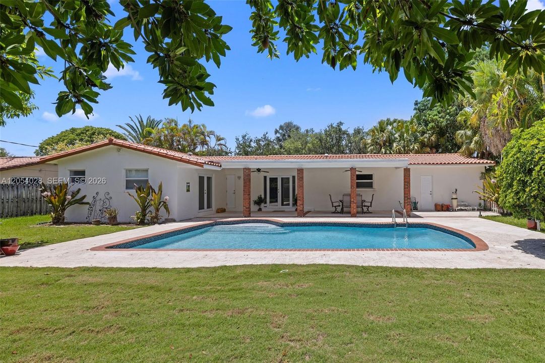 For Sale: $1,100,000 (4 beds, 2 baths, 1971 Square Feet)