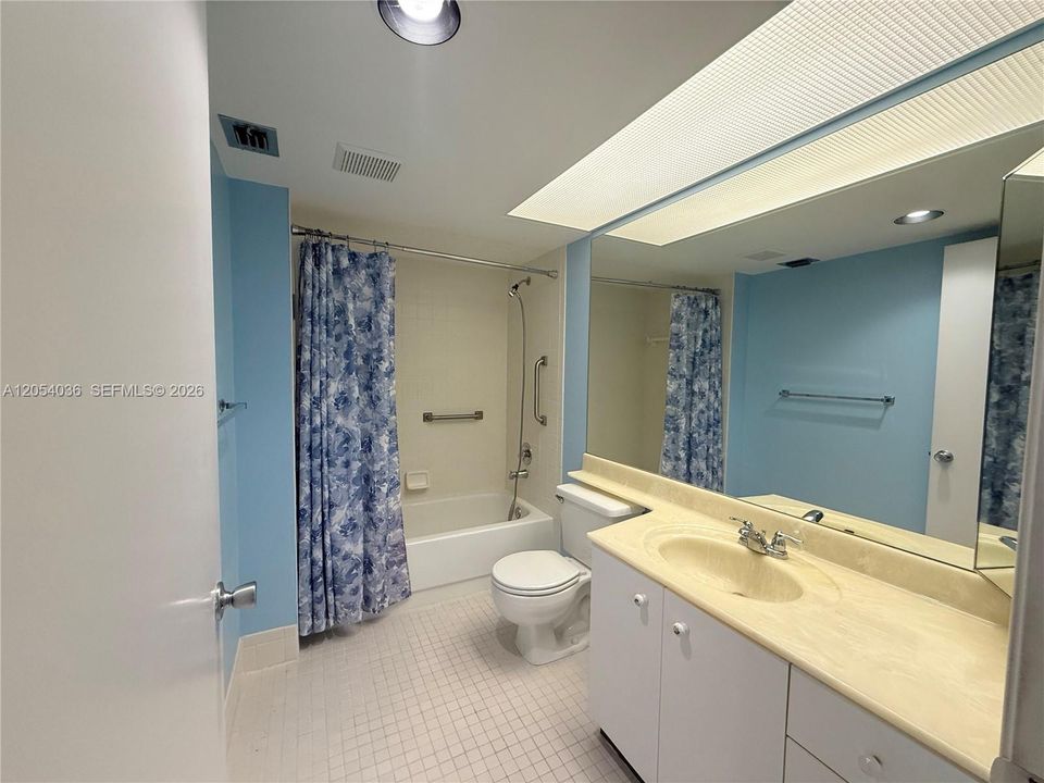 For Sale: $149,900 (1 beds, 1 baths, 940 Square Feet)