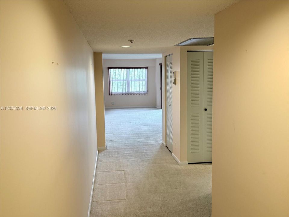 For Sale: $149,900 (1 beds, 1 baths, 940 Square Feet)