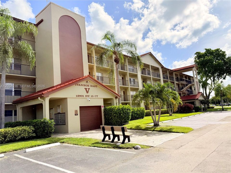 For Sale: $149,900 (1 beds, 1 baths, 940 Square Feet)