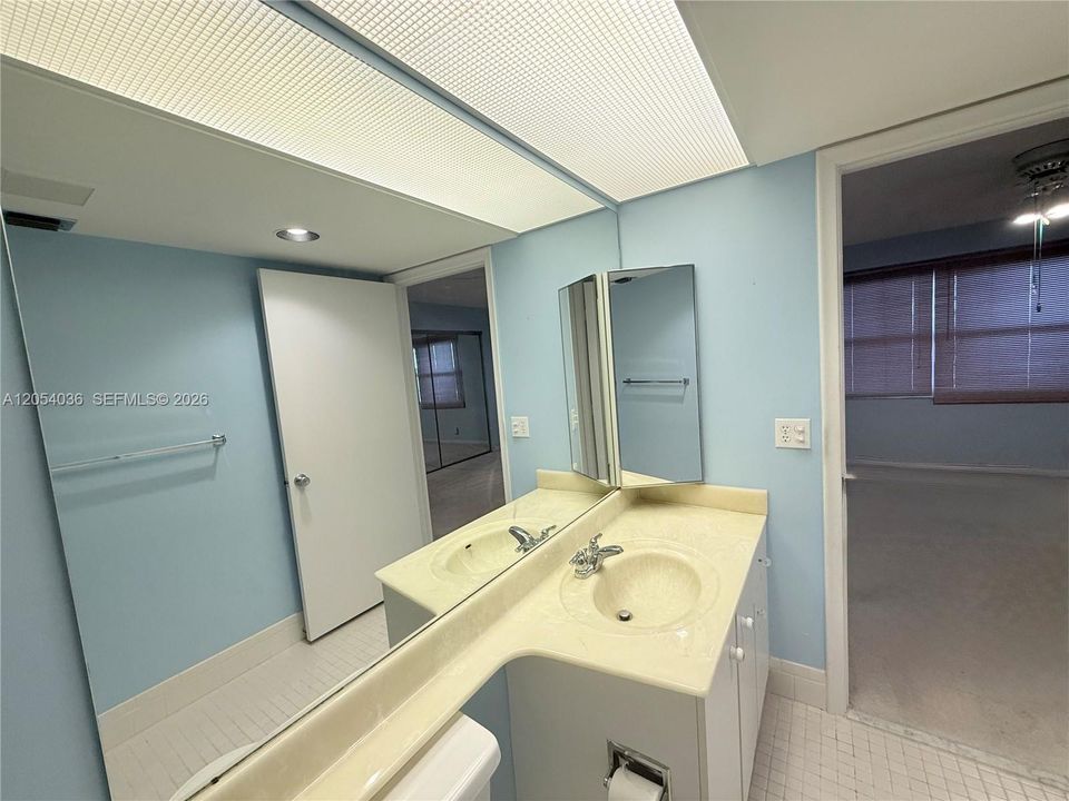 For Sale: $149,900 (1 beds, 1 baths, 940 Square Feet)