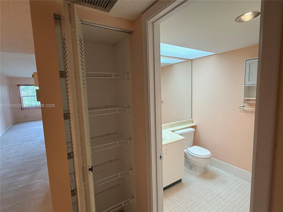 For Sale: $149,900 (1 beds, 1 baths, 940 Square Feet)