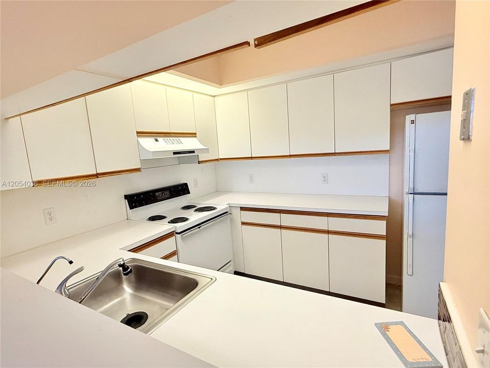 For Sale: $149,900 (1 beds, 1 baths, 940 Square Feet)