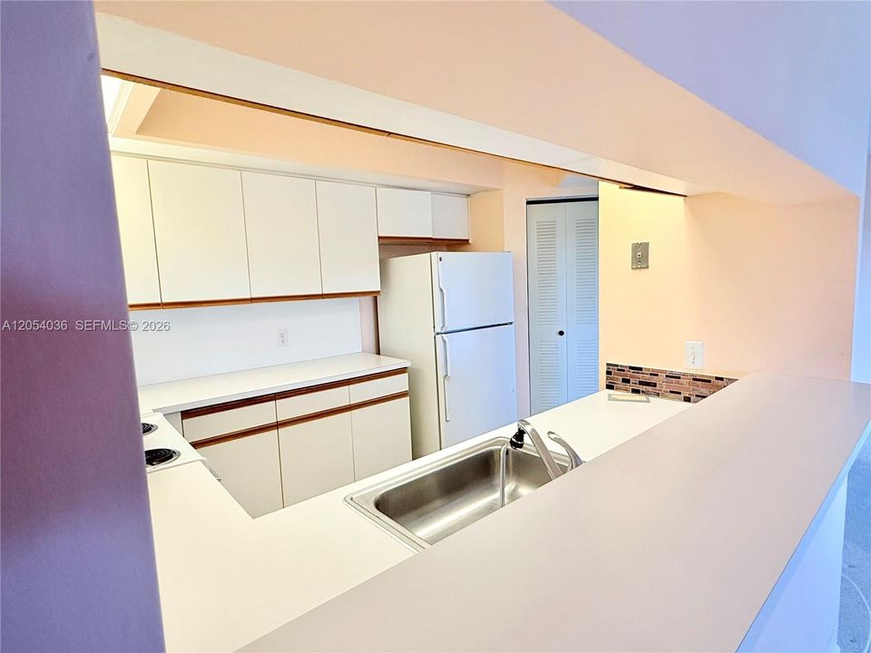 For Sale: $149,900 (1 beds, 1 baths, 940 Square Feet)