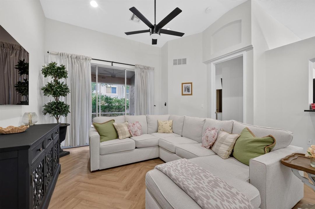 2159_Man_of_War-Living_room-0072